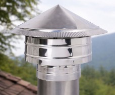 Schoorsteenkap tegen valwind